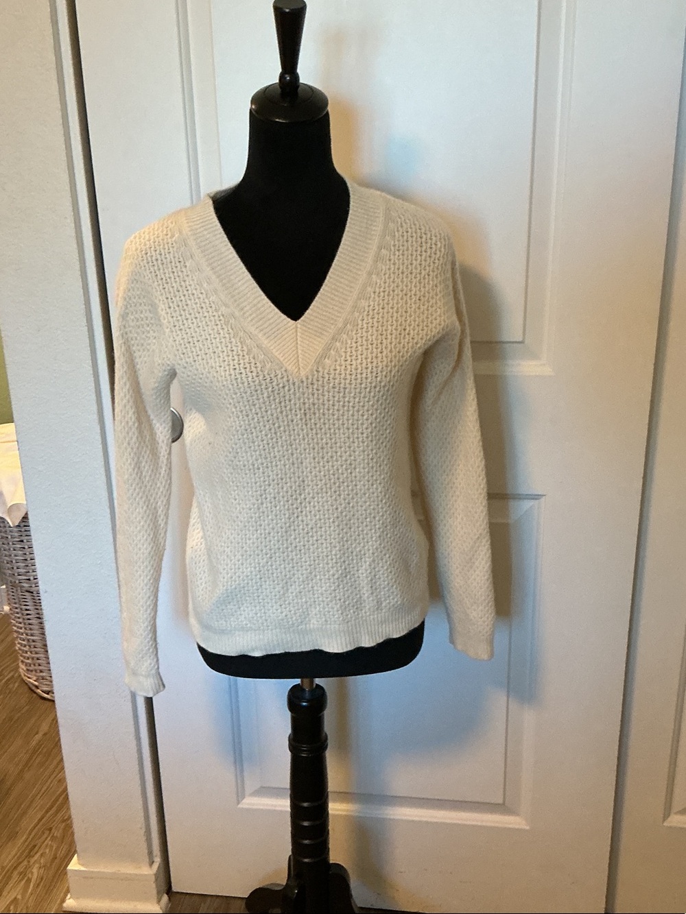 Rachel Zoe 2 ply cashmere Cream V-Neck Textured Knit Sweater XS
